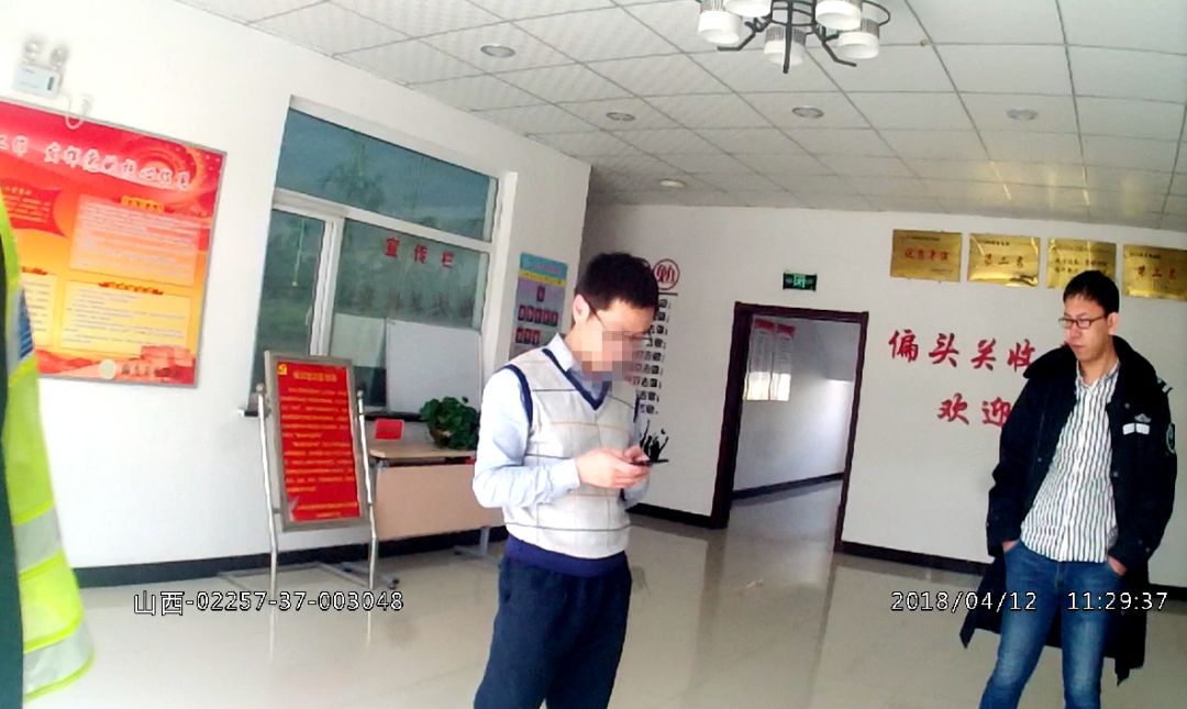 为逃费竟多次强行闯卡 高速路上不要太疯狂!