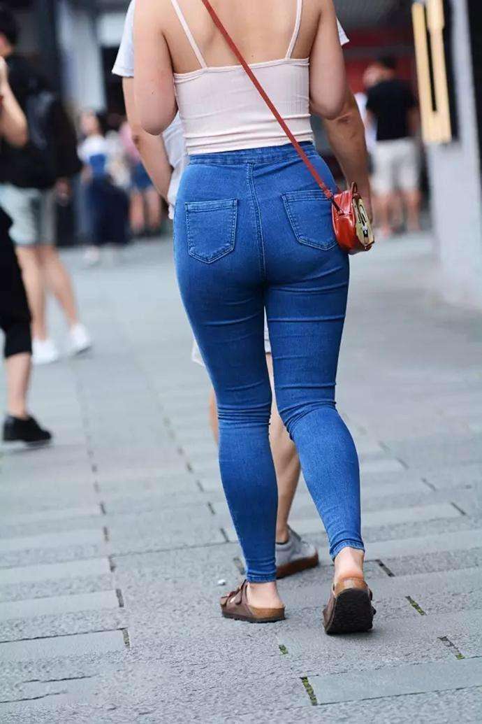 街拍:大腚宽臀紧身肥牛仔美女,穿着挺清凉的!