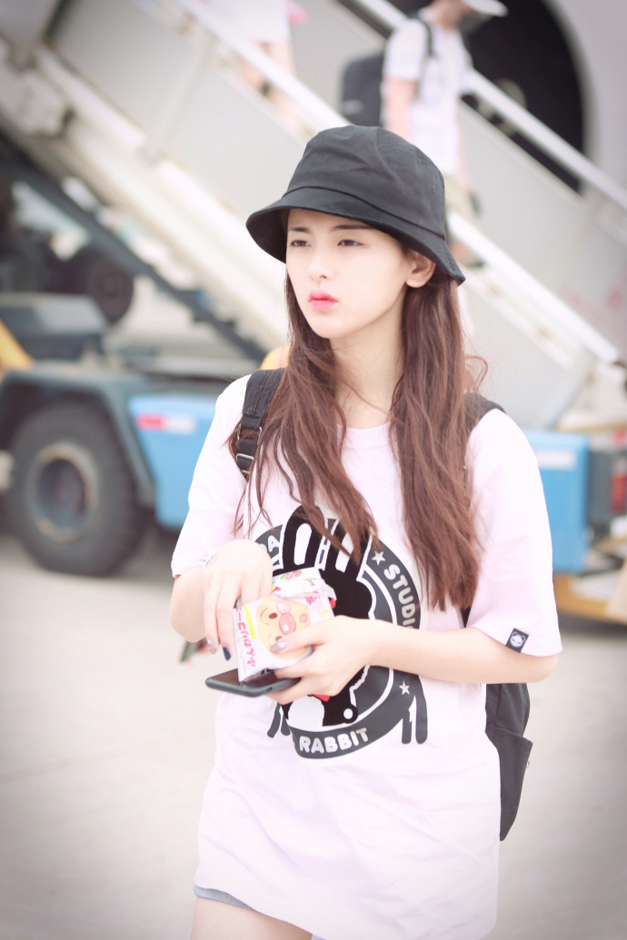 杨超越戴黑色渔夫帽穿白色T恤现身机场 玩下衣