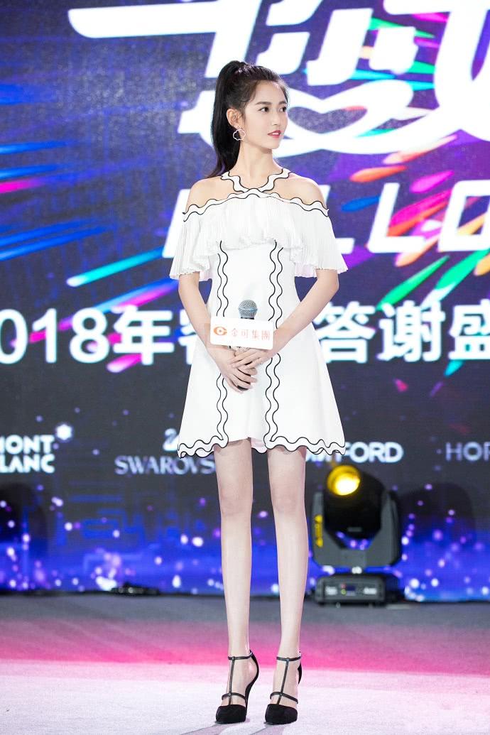 陈钰琪穿小白裙现身,硬是把腿P成了“竹竿”网友:能再假一点么