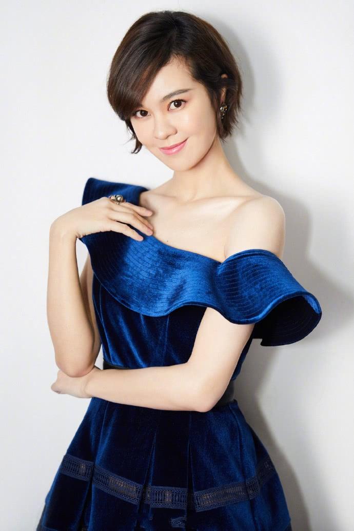 穿吊带裙里面穿什么内衣_美女穿性感内衣