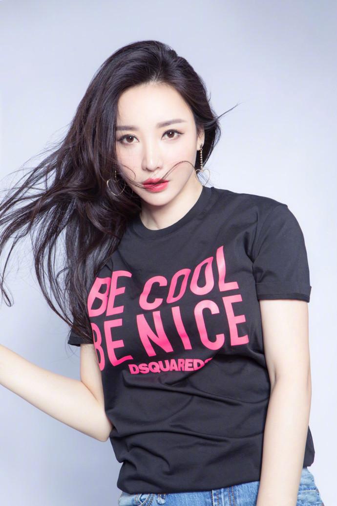 柳岩这回不玩性感,却穿了条紧身牛仔裤,勒出三