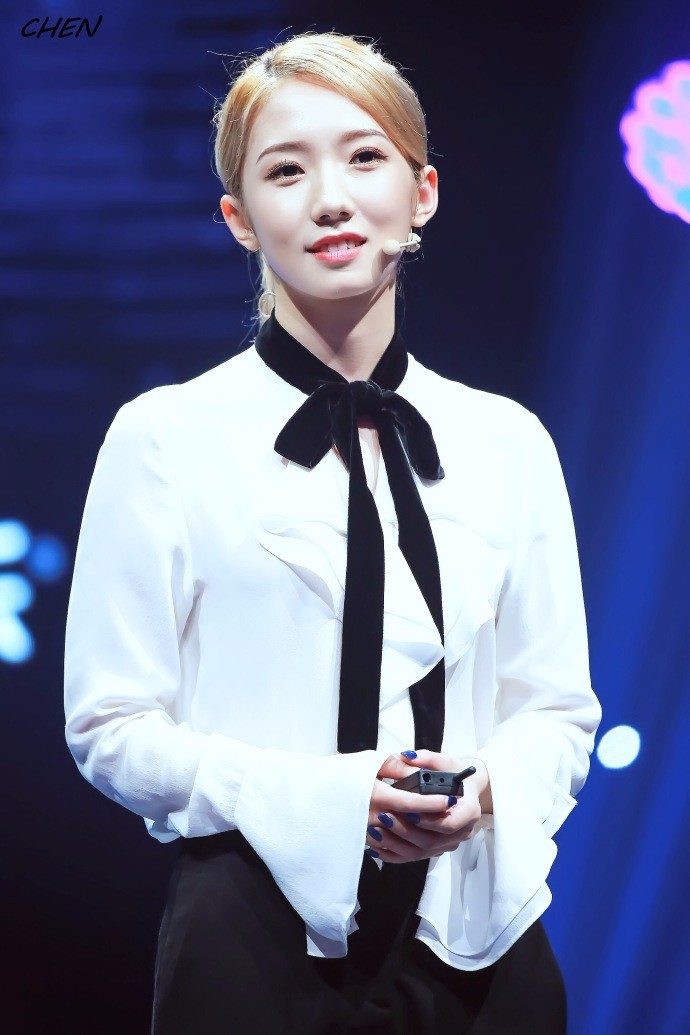 孟美岐穿白衬衣搭配黑裤子参加星空演讲,弯腰低头鞠躬十分有礼貌