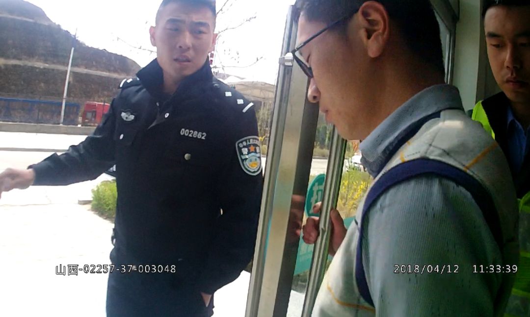 为逃费竟多次强行闯卡 高速路上不要太疯狂!