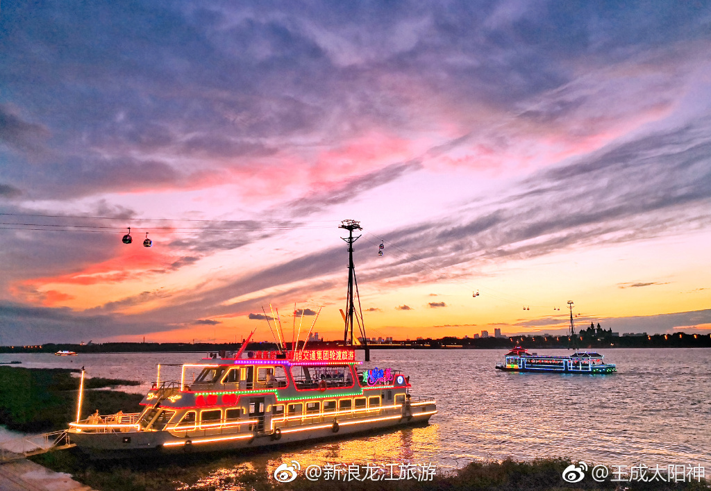 江上彩船天满霞微风轻拂润脸颊歌声飞扬松