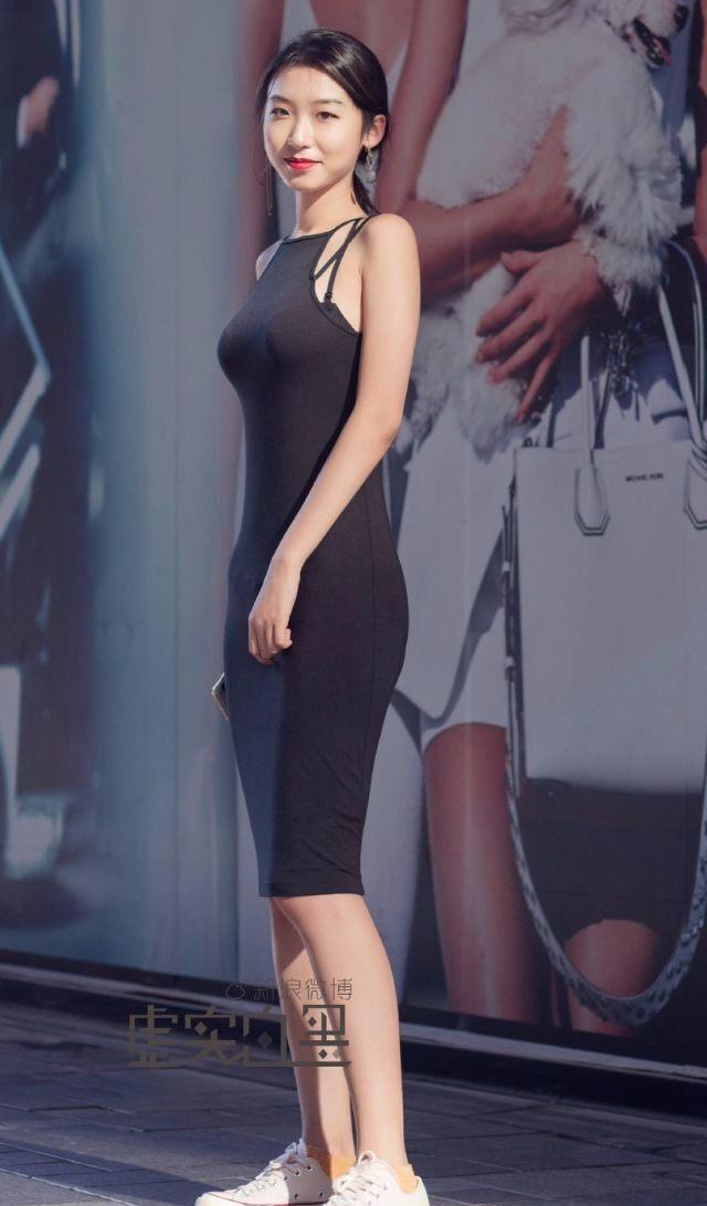 街拍美女:紧身包股裙与美女裤对比哪个更有性感火辣?小清新街紧身拍图片