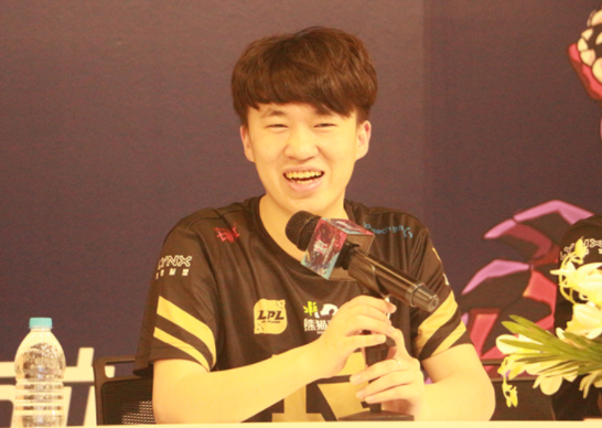 德玛西亚杯战况激烈,下路不用ADC,锤石加压缩