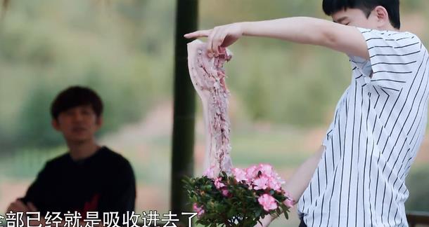 谢娜第一次见张杰就要抱,何炅道出两人恋爱实