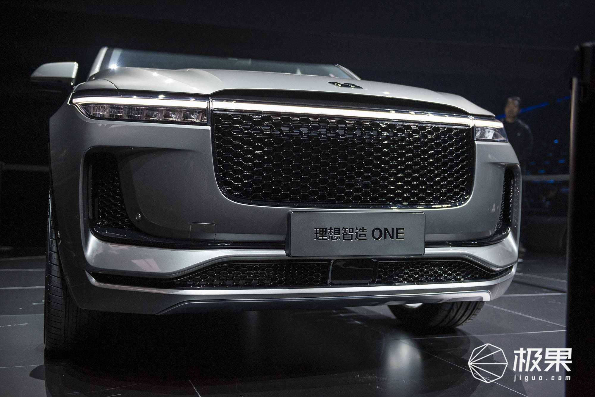 理想智造ONE图赏:大尺寸进气格栅+科幻星环日
