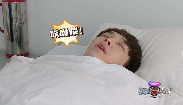 粉丝求合影被阻张艺兴弯腰说谢谢超有礼貌,工