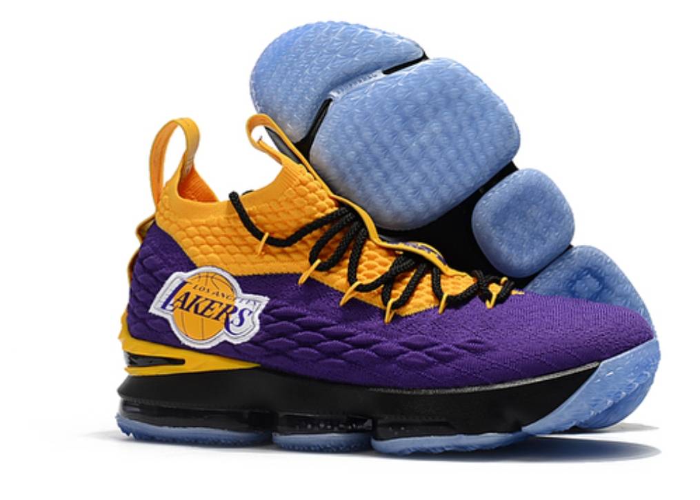 詹姆斯湖人紫金配色球鞋