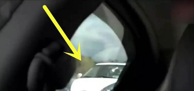 小伙开车路遇4300万威龙，走近之后发现连300万都不值！