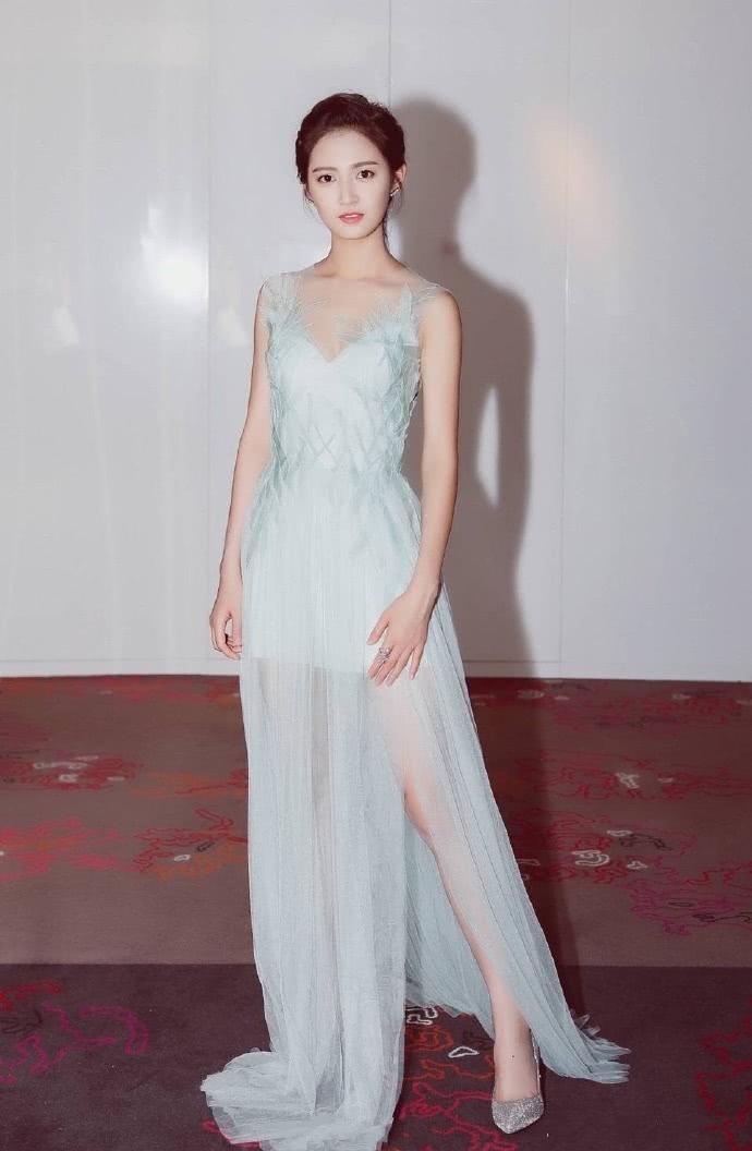 陈钰琪穿小白裙现身,硬是把腿P成了“竹竿”网友:能再假一点么