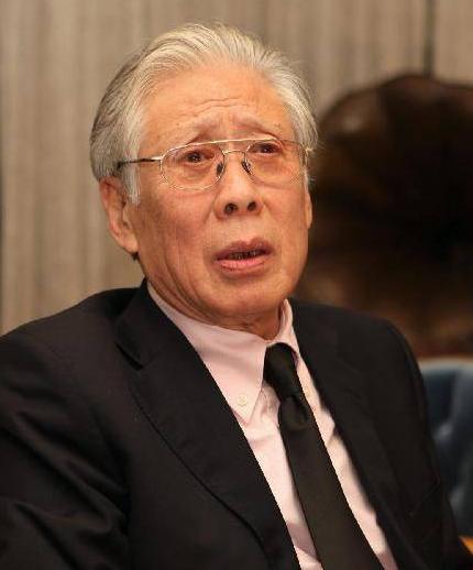 扮皇帝最像的演员,叁次坎坷婚姻终得福气,当今越老越拥有魅力