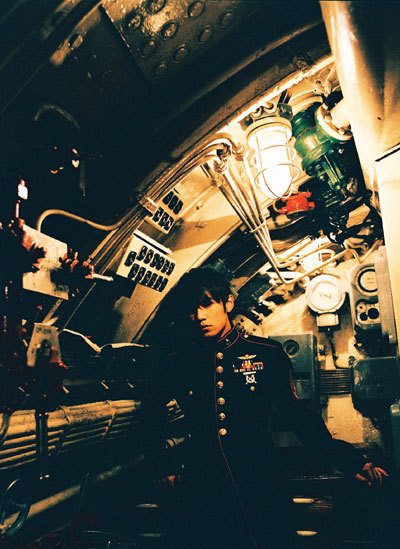 为了《止战之殇》这首歌曲,拍摄专辑封面的地