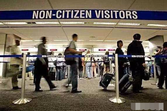 如果去美国旅游,买加拿大的返程机票,美国海关