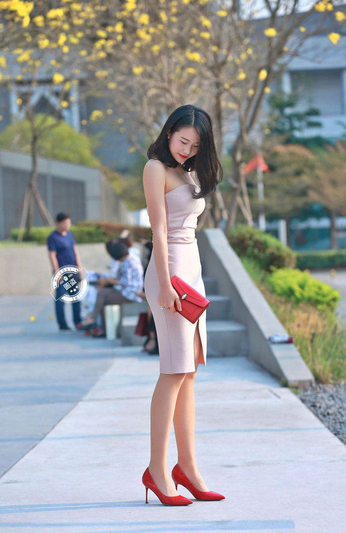 美女身穿抹胸连衣裙,红艳艳的高跟鞋尽显好身材