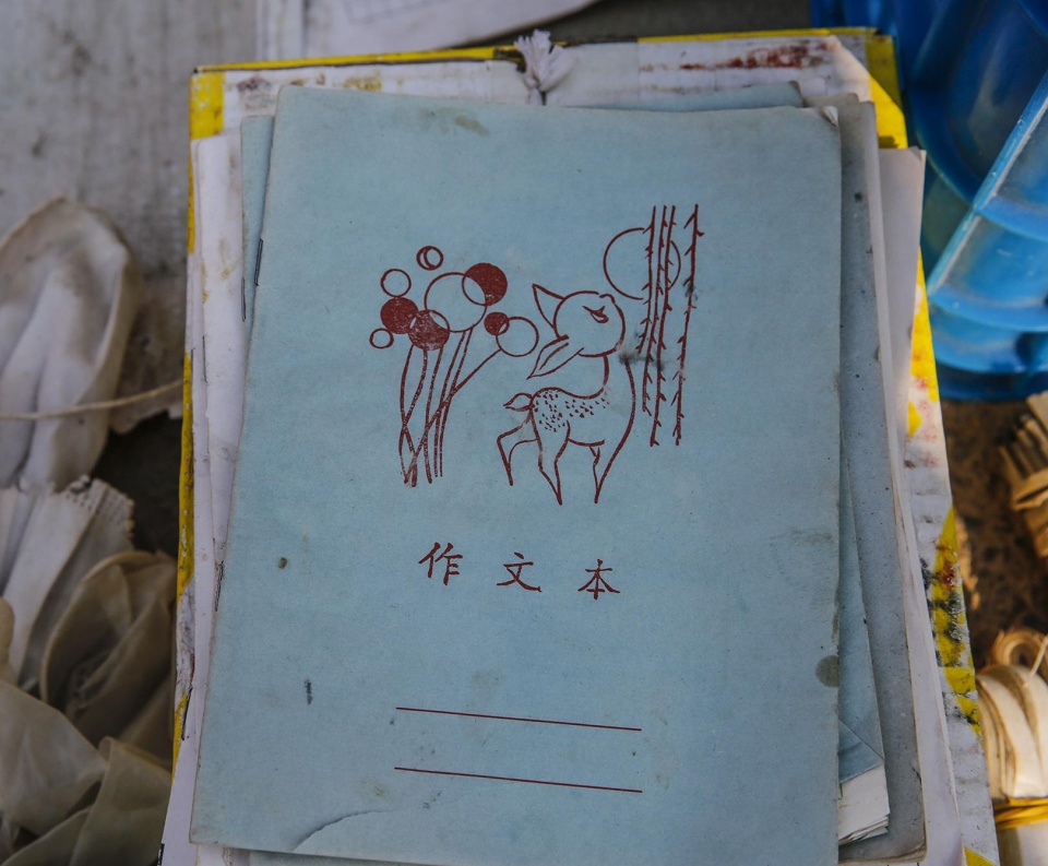 90岁高龄的农村爷爷路边摆摊,一天只卖了一元