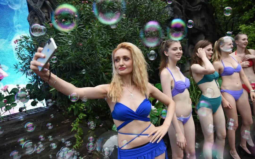 大宋肚兜美女pk俄罗斯比基尼女郎,杭州宋城冰雪泡沫节盛大启.