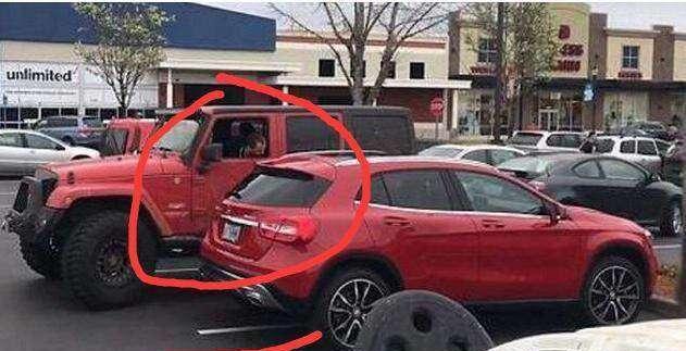 30万奔驰占2个车位, Jeep越野车双夹, 这一幕不