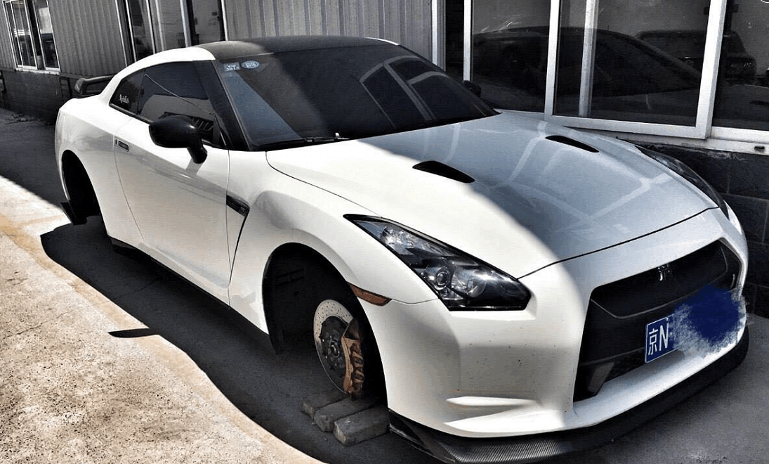 车没停回车库 放在外面一夜醒来后总感觉少了点什么