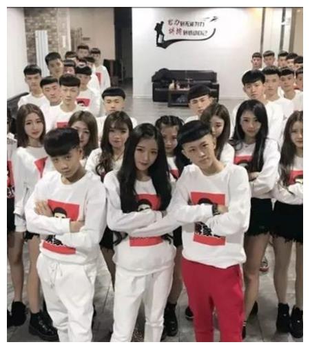 小伊伊归期未定,牌牌琦回老家不止陪父母,找天佑疑似有大事!