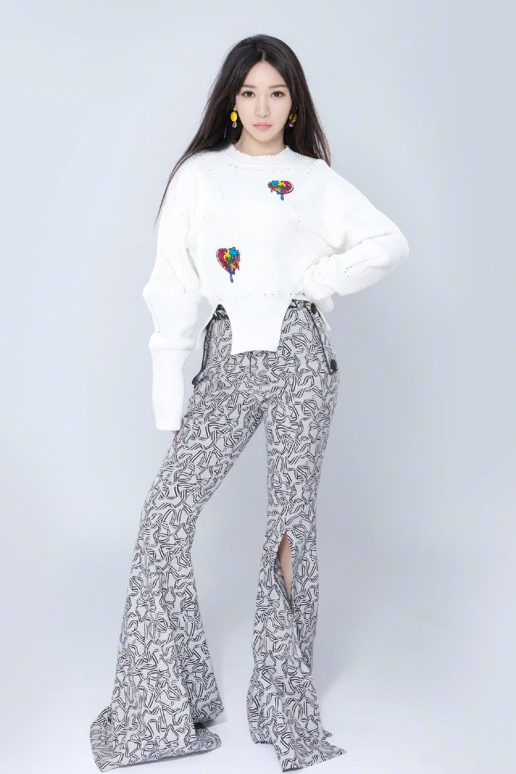 柳岩这回不玩性感,却穿了条紧身牛仔裤,勒出三