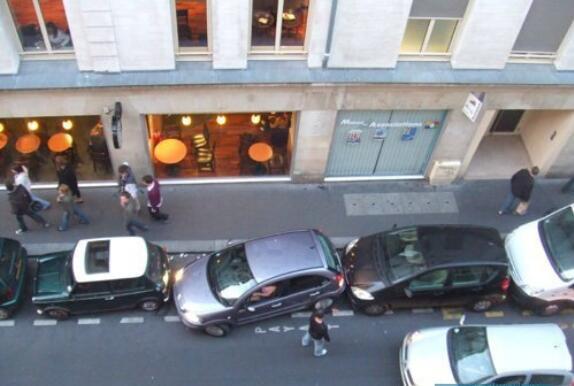 女司机路边停车,发现停车位长度不够,结果硬是