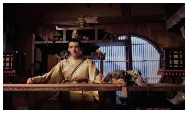 颜斶直呼齐宣王,齐宣王却要拜颜斶为师,颜斶说