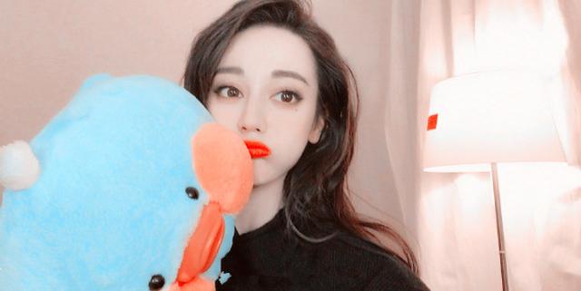 四年无休的迪丽热巴为老板带来了多少收入?网