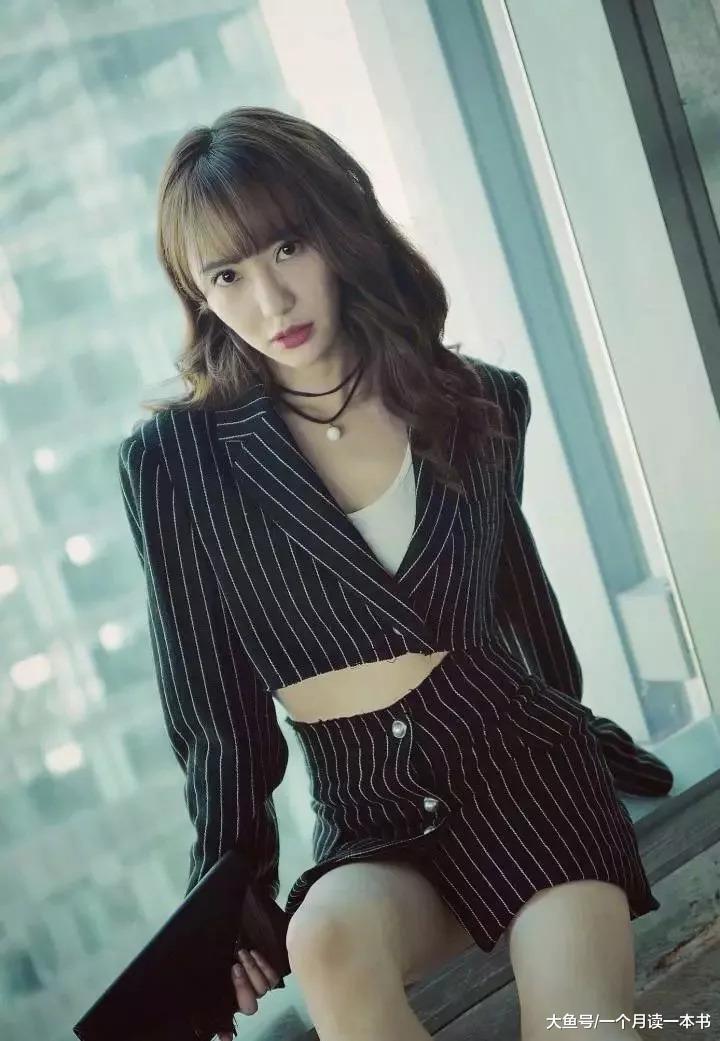 还记得《爱情公寓》中的女神诺澜吗? 换风格走性感风如今美成这样