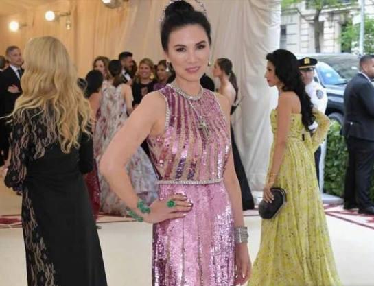 邓文迪晒出与女儿合照，50岁的她保养得宜，依然风情万种绝代芳华