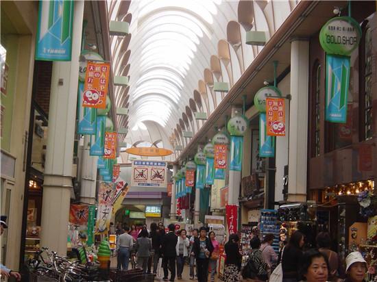 只有中国大妈喜欢出国购物?并不是的,30年前日