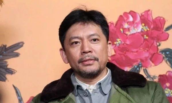 何政军全家福，与妻子携手走过几十年，女儿身材高挑！