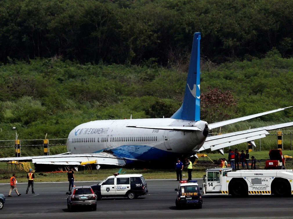 中国载165人客机菲律宾机场冲出跑道 现场画面