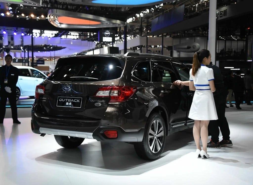 车重1.6吨，轴距2.7米，四驱配6气囊，配CVT操控吊打冠道！