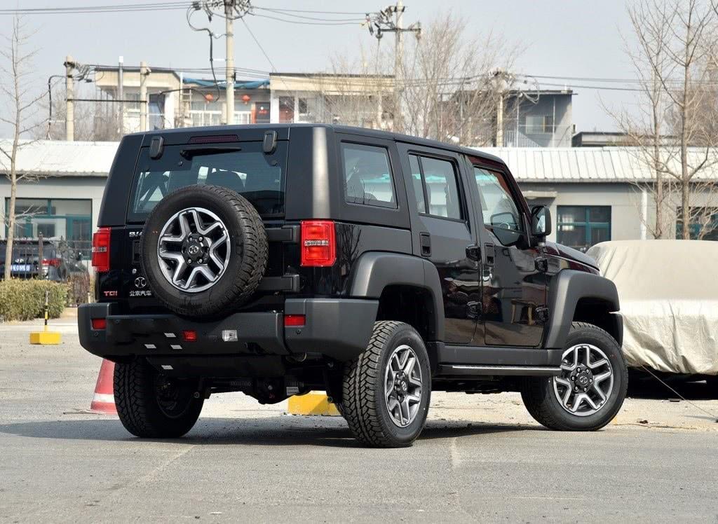 车重2.1吨，轴距2.75米，配2.3T＋6AT马力250，17万起买啥牧马人