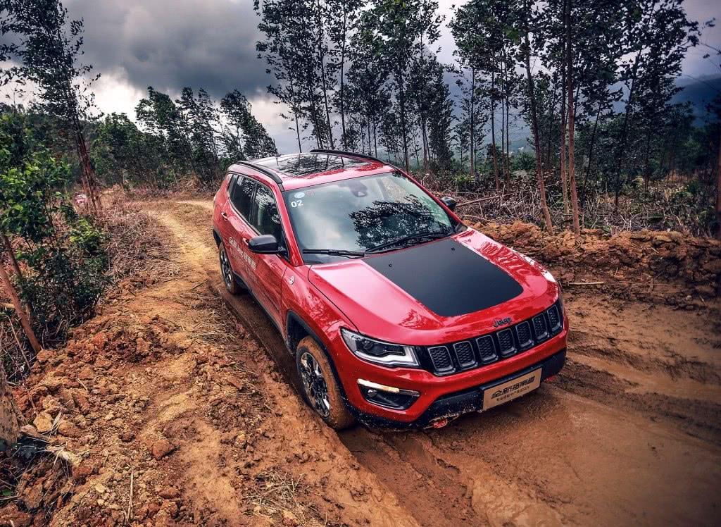 菲克Jeep暴躁了！高配四驱跌破19万，配2.4L＋9AT操控完虐自由光