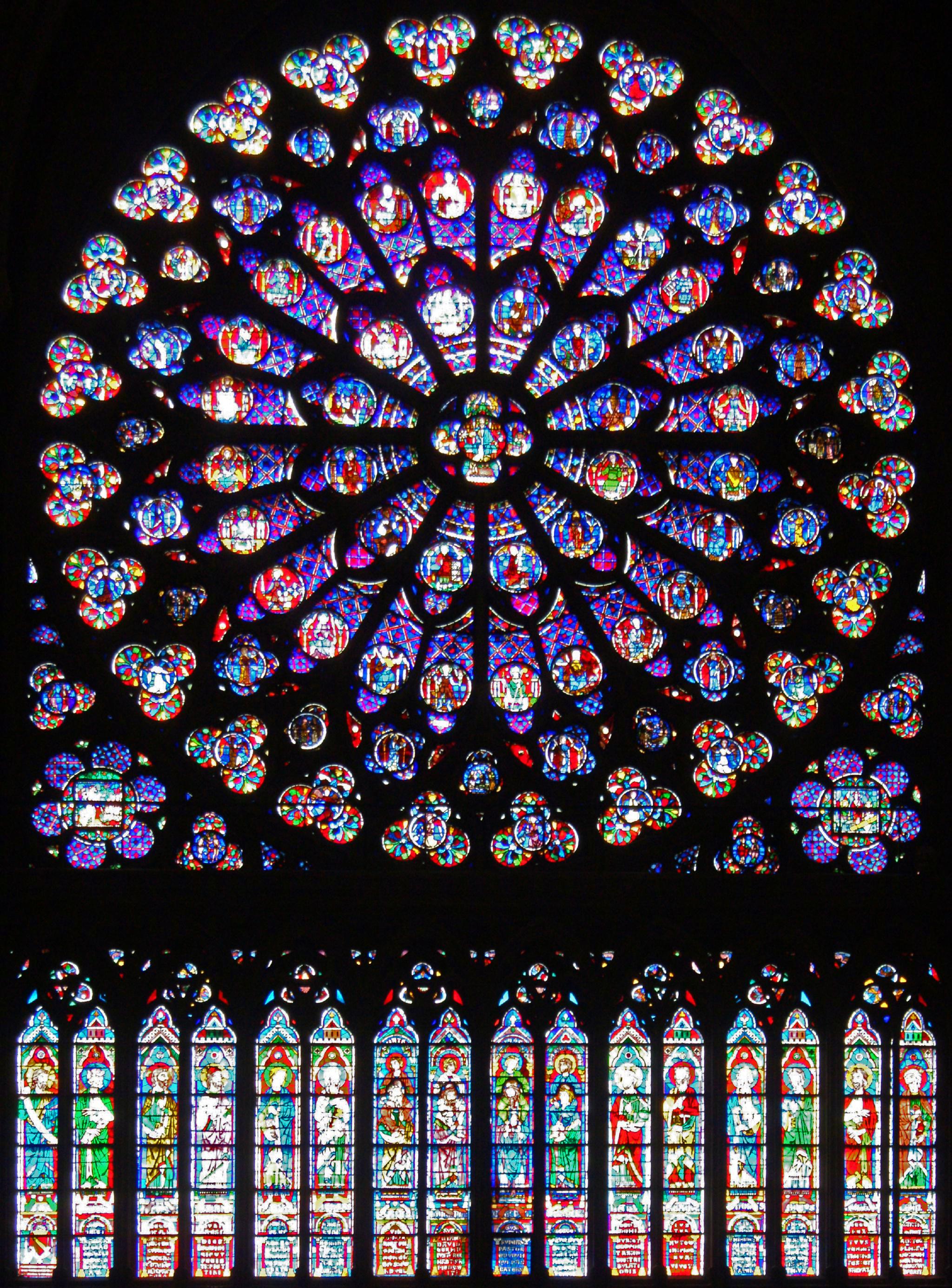 哥特式大教堂中的玻璃窗