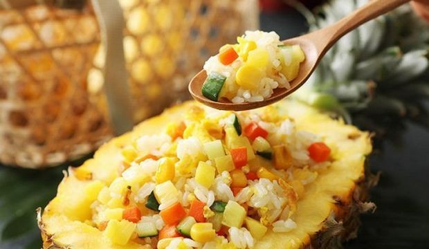 菠萝和大米一起煮饭最适合小朋友吃,菠萝米饭