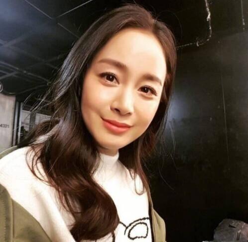 金泰熙产后复出晒自拍, 脸变得有点僵硬