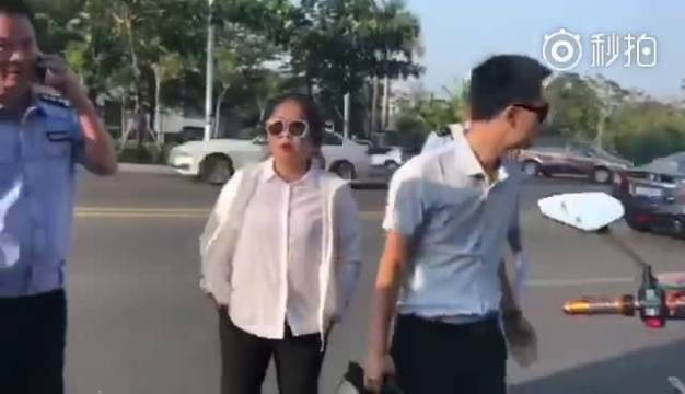 她说她一个月挣得比人家一年都多，那她一个月得挣多少钱啊？我的天，骑电动车...