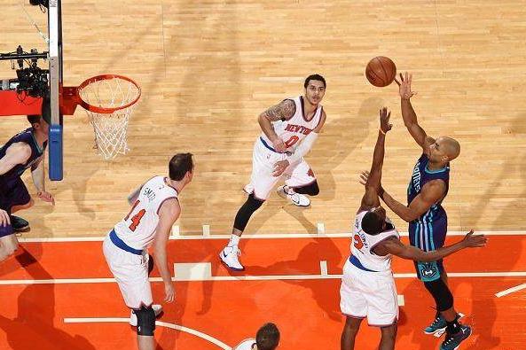 打篮球时,背后运球是最有用的运球方法,你都知