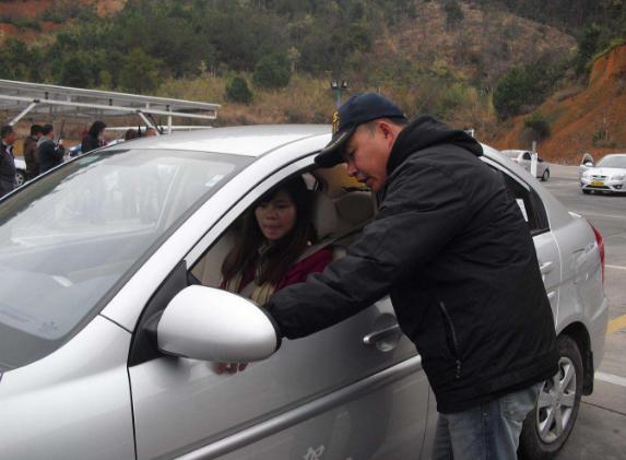 为什么考完驾照后就把教练拉黑了呢?得知真相