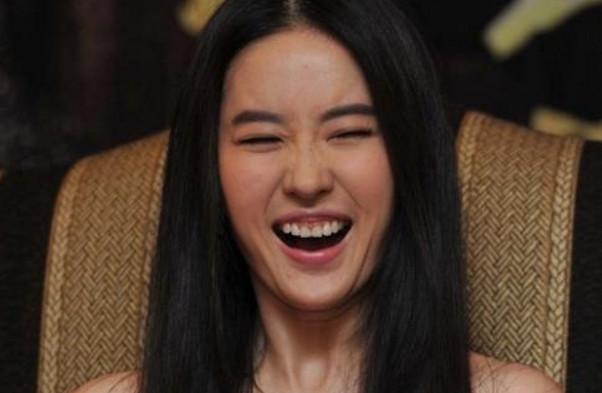 摄影师镜头下抓拍的女星大笑瞬间:唐嫣的表情真的是没谁了!