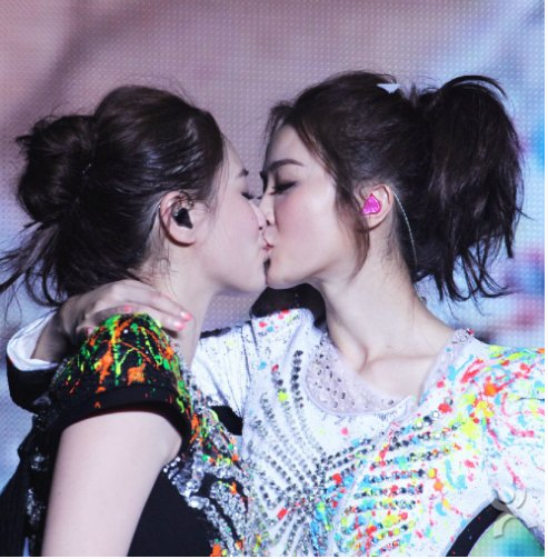 娱乐圈最辣眼睛的10对明星接吻照 网友:这么劲爆?刚知道!