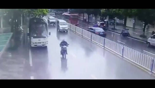 飞来横祸，路过的电动车根本没时间反应……这是油门当刹车了吧!!