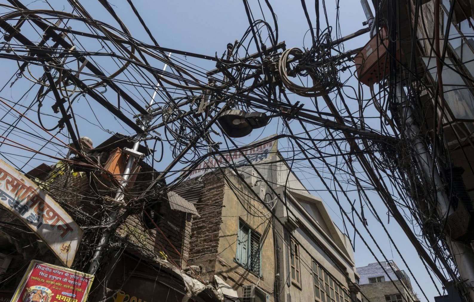 印度街头电线杆，这里的电工绝对称得上世界上最了不起的职业!