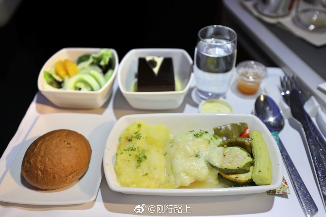 乘坐国泰航空被无意间升舱以后倍感亲切,决定