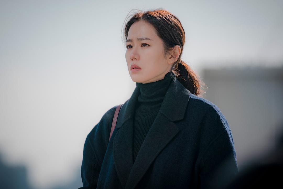 女主是暌违电视剧多年的孙艺珍,在《经常请吃饭的漂亮姐姐》里,演一